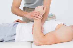 肘のマッサージ